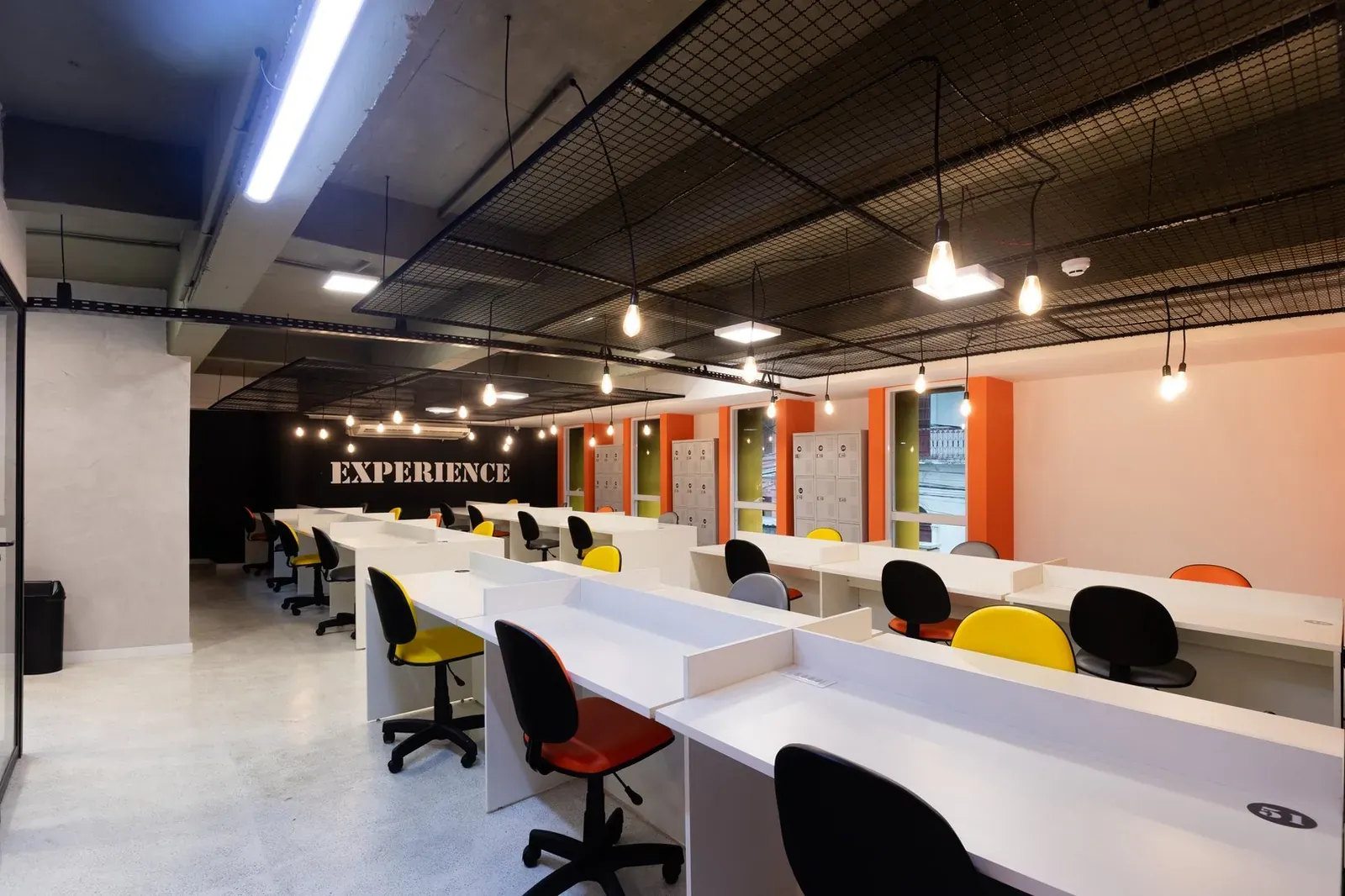 Coworking amplo com estações de trabalho e parede Experience