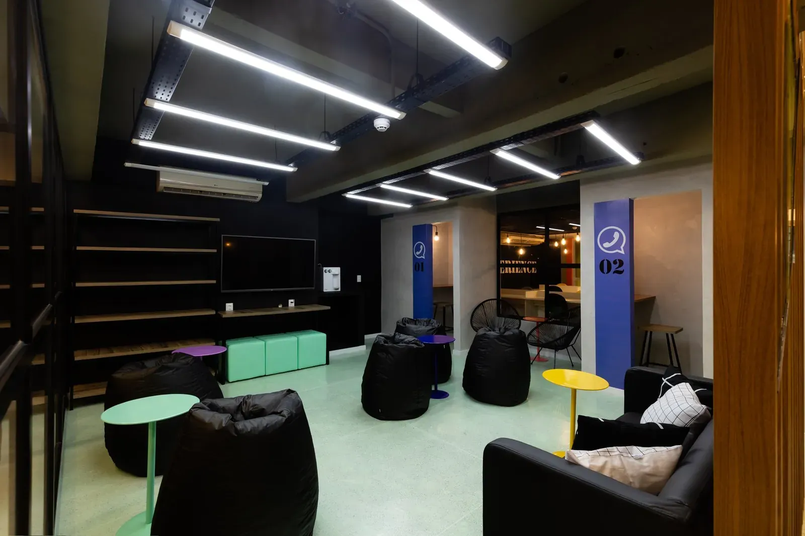 Sala de descompressão com puffs e cabines de call