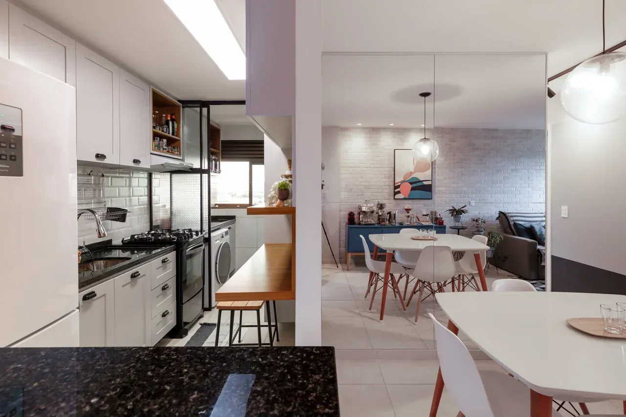 Cozinha integrada à sala com marcenaria clara